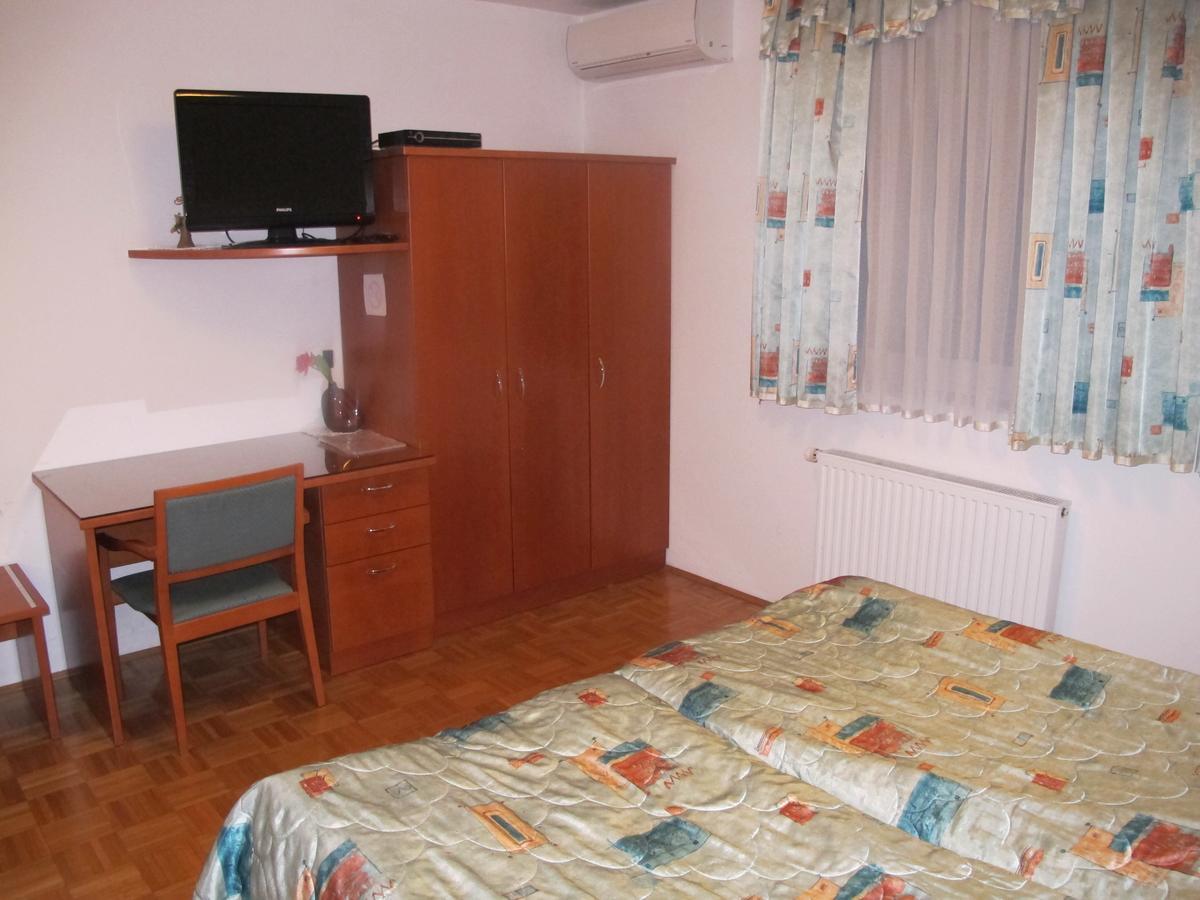 Apartment Sobe Ravbar Novo Mesto Exterior foto